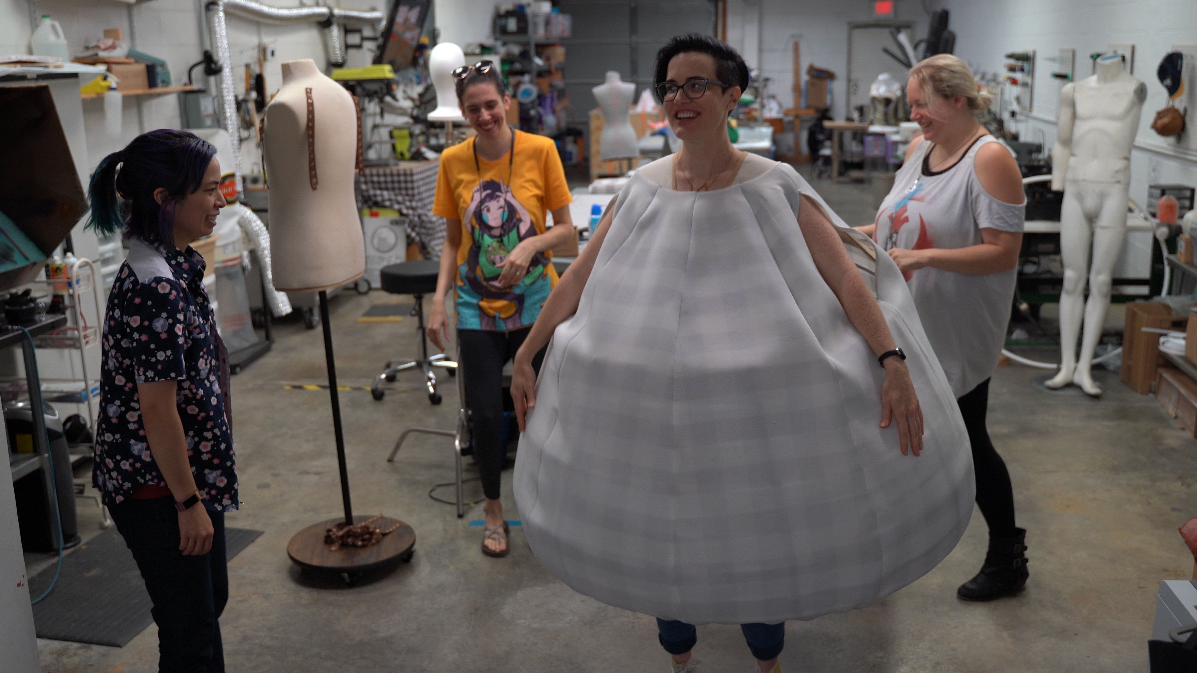 Illustration for article titled It Took 12 People To Make This Giant Monster Hunter Cosplay